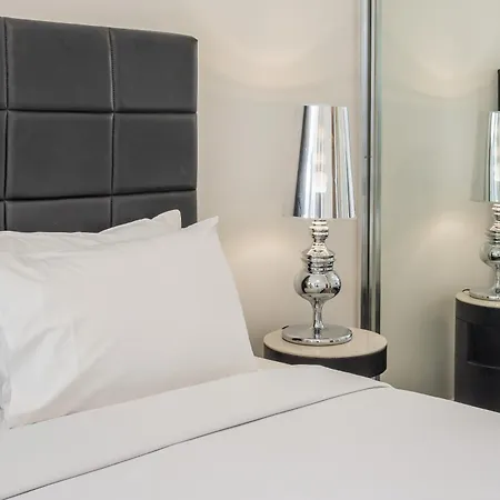Modern 2 Bedroom With Parking South Brisbane