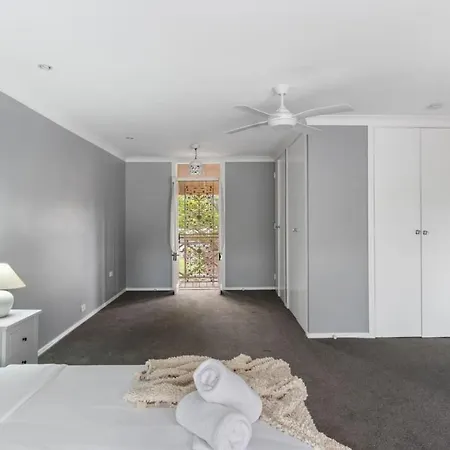 Spacious Affordable 7b3b 2 Living Pool Yard And Mall Holiday home *