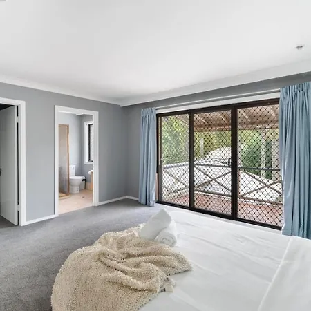 Spacious Affordable 7b3b 2 Living Pool Yard And Mall Holiday home Brisbane