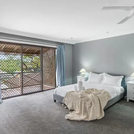 Holiday home Spacious Affordable 7b3b 2 Living Pool Yard And Mall Brisbane
