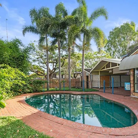 Spacious Affordable 7b3b 2 Living Pool Yard And Mall Holiday home