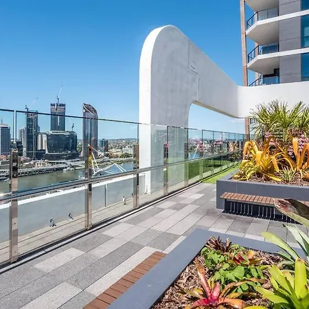 Apartment Modern 2 Bedroom With Parking South *