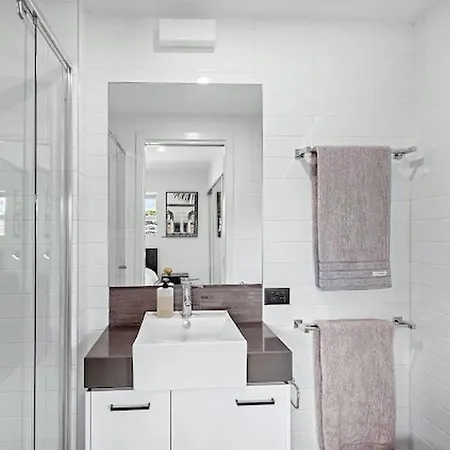 Leafy & Quiet Apt With Big Balcony, Parking & 65