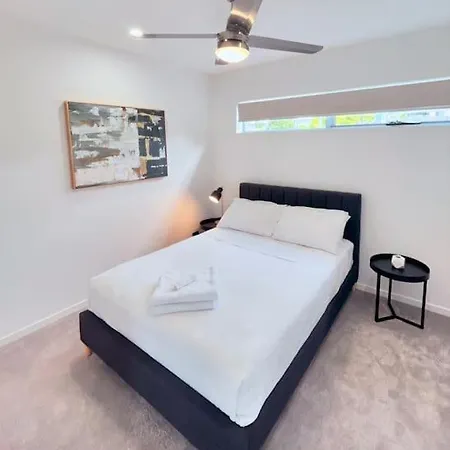 Leafy & Quiet Apt With Big Balcony, Parking & 65