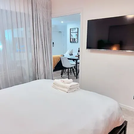 Leafy & Quiet Apt With Big Balcony, Parking & 65