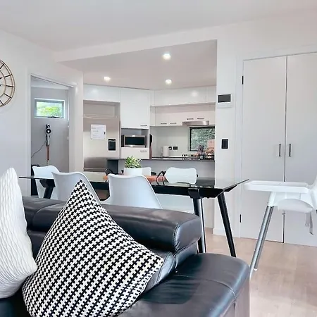Leafy & Quiet Apt With Big Balcony, Parking & 65
