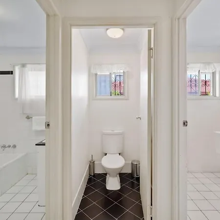 Homy Spacious 4b2b W Parking Steps To Malls Dining Holiday home Brisbane
