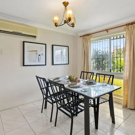 Homy Spacious 4b2b W Parking Steps To Malls Dining Brisbane