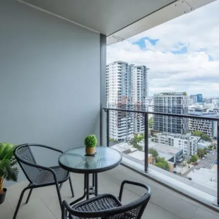 Apartment Cozy 2-bedroom With Spacious Balcony Brisbane