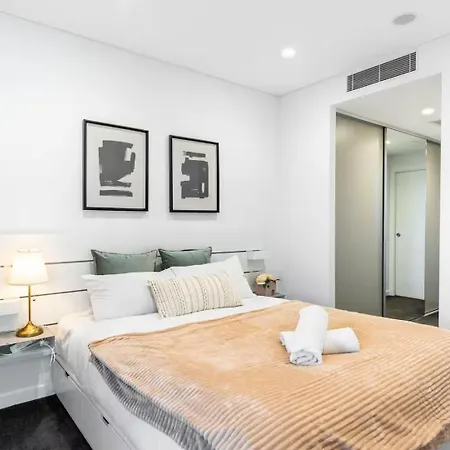 Riverfront 2 Bedroom In With Parking *