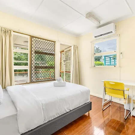 Walk To Uq Shops And Transit Great Value Brisbane