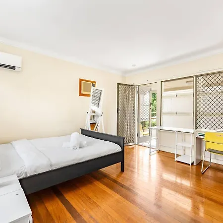 Affordable Steps From Uq Shops And Transit Holiday home