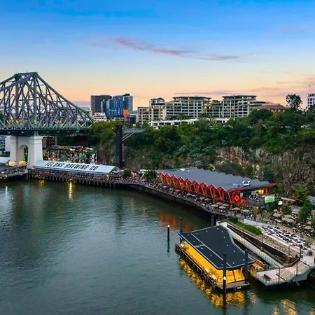 Gilded River - Vintage Charm & River Front Luxury 1 Bedroom - Story Bridge Views *
