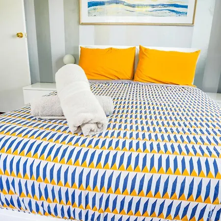 Holiday home Massive 5bdr Games Wi-fi Netflix *