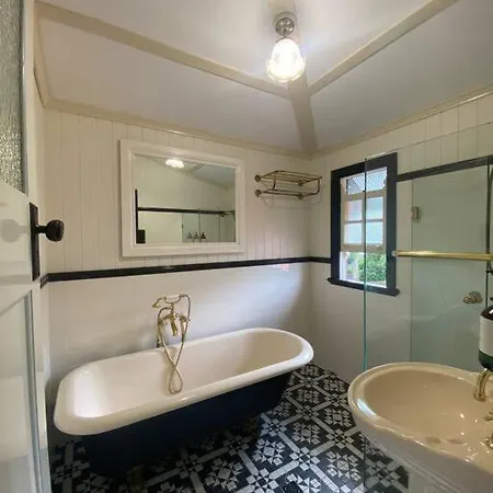 Ban Beige! Huge, Fun, Colourful Holiday home *