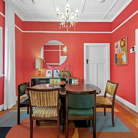 Holiday home Ban Beige! Huge, Fun, Colourful Brisbane