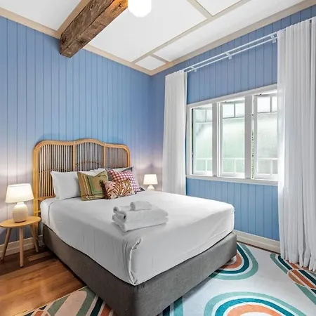 Ban Beige! Huge, Fun, Colourful Holiday home *
