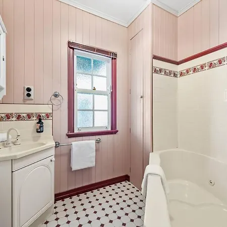 Ban Beige! Huge, Fun, Colourful Holiday home *