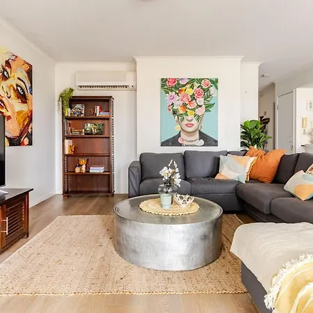 Apartment Artist Retreat With Huge Entertaining Balcony