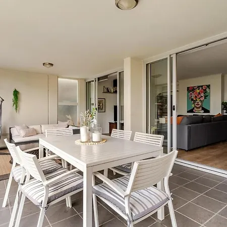 Apartment Artist Retreat With Huge Entertaining Balcony