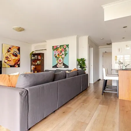 Apartment Artist Retreat With Huge Entertaining Balcony *