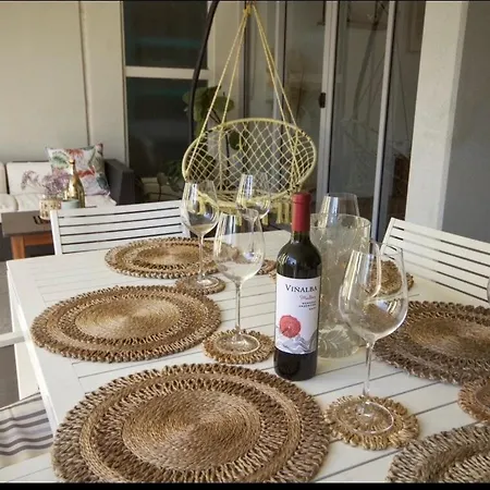 Apartment Artist Retreat With Huge Entertaining Balcony *