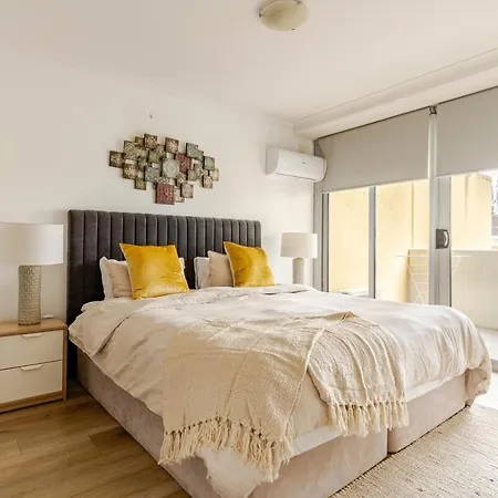 Apartment Artist Retreat With Huge Entertaining Balcony *