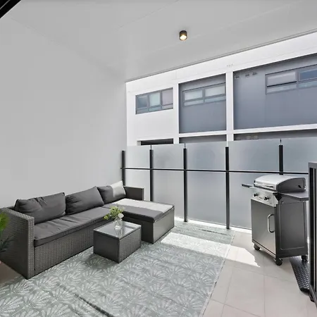 West End - Free Secure Car Park - Walk To Restaurants - Convention Centre Apartment
