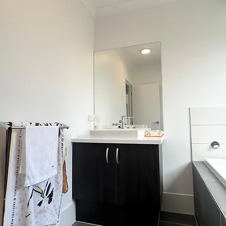 Homestay New Ensuite In New House Near Chermside