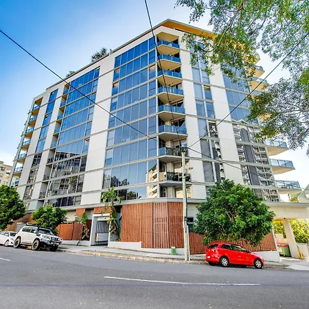 Lovely 2 Bedroom Executive Apartment *