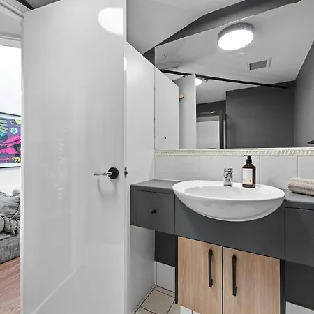 Luxury Water Views - 2bed-2bath-1car-pool Apartment *
