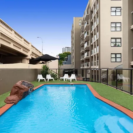 Skyline View, Urban Retreat Apartment *