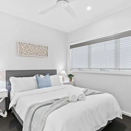 Stylish 3br Townhouse Camphill - Wifi, Parking