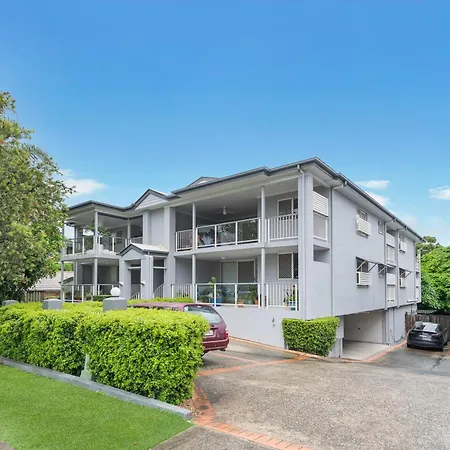 Spacious 3bdroom Entertaining Unit Close To City, Cafes And Shops
