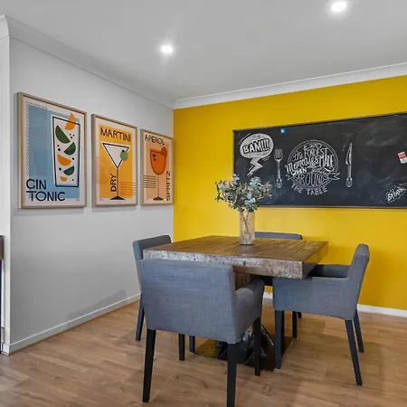 Spacious 3bdroom Entertaining Unit Close To City, Cafes And Shops Apartment *
