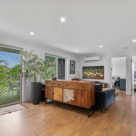 Spacious 3bdroom Entertaining Unit Close To City, Cafes And Shops * Brisbane