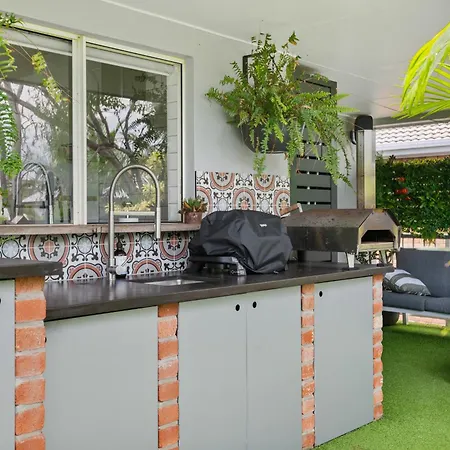 Spacious 3bdroom Entertaining Unit Close To City, Cafes And Shops