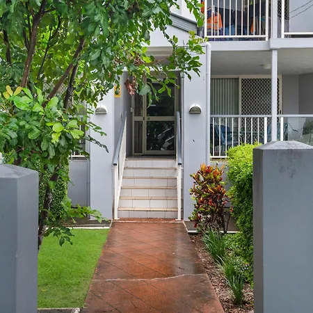 Spacious 3bdroom Entertaining Unit Close To City, Cafes And Shops