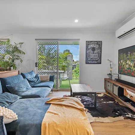 Spacious 3bdroom Entertaining Unit Close To City, Cafes And Shops