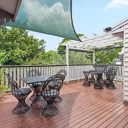 Holiday home A Colourful Life 4bed-2bath-1car - Queenslander *