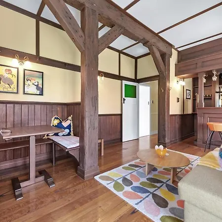 A Colourful Life 4bed-2bath-1car - Queenslander Holiday home