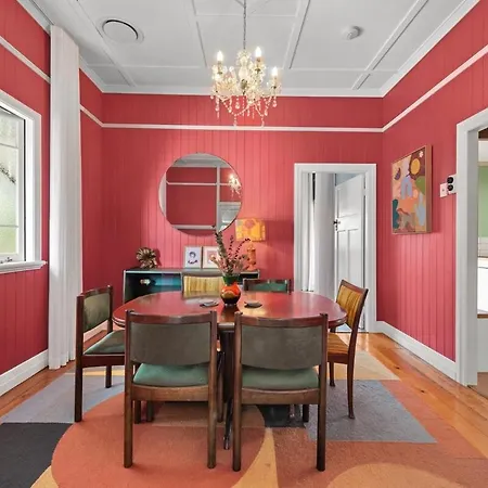 A Colourful Life 4bed-2bath-1car - Queenslander *