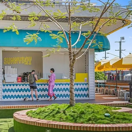 A Colourful Life 4bed-2bath-1car - Queenslander