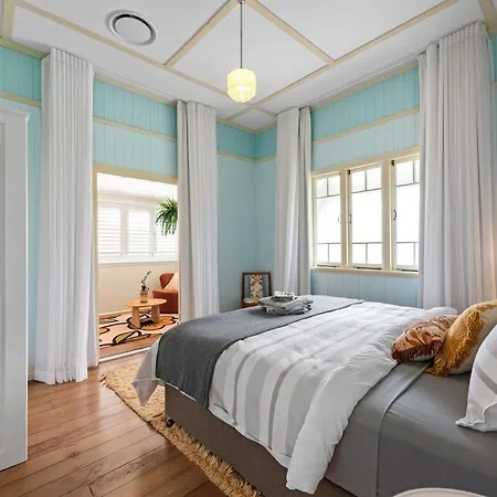 A Colourful Life 4bed-2bath-1car - Queenslander Holiday home *