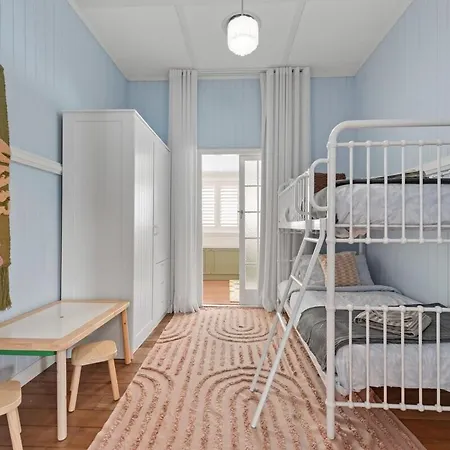 A Colourful Life 4bed-2bath-1car - Queenslander Brisbane