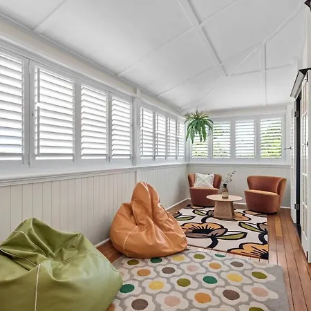 A Colourful Life 4bed-2bath-1car - Queenslander * Brisbane