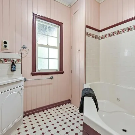 A Colourful Life 4bed-2bath-1car - Queenslander
