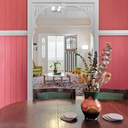 A Colourful Life 4bed-2bath-1car - Queenslander Holiday home *