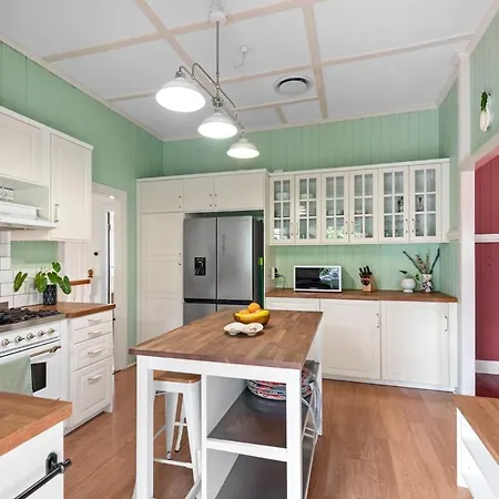 A Colourful Life 4bed-2bath-1car - Queenslander Holiday home Brisbane