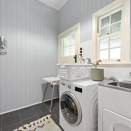 A Colourful Life 4bed-2bath-1car - Queenslander Brisbane